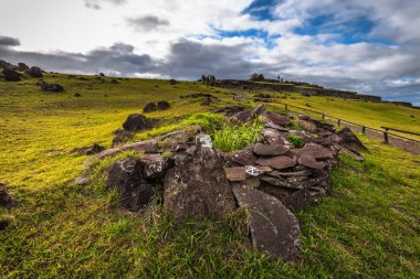 Orongo, Paskalya Adası - 11 Temmuz 2017: Kuş adam Orongo Köyü