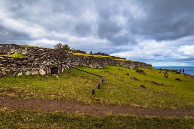 Orongo, Paskalya Adası - 11 Temmuz 2017: Kuş adam Orongo Köyü