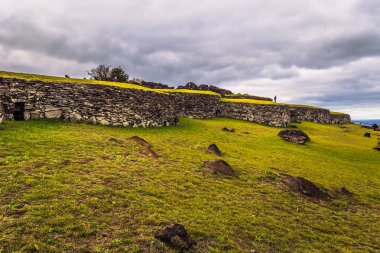 Orongo, Paskalya Adası - 11 Temmuz 2017: Kuş adam Orongo Köyü