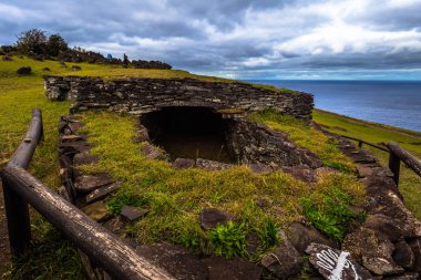 Orongo, Paskalya Adası - 11 Temmuz 2017: Kuş adam Orongo Köyü