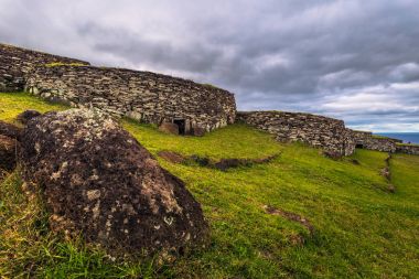 Orongo, Paskalya Adası - 11 Temmuz 2017: Kuş adam Orongo Köyü