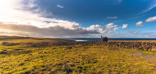 Ahu Akahanga, Paskalya Adası - 10 Temmuz 2017: Ahu Ak peyzaj