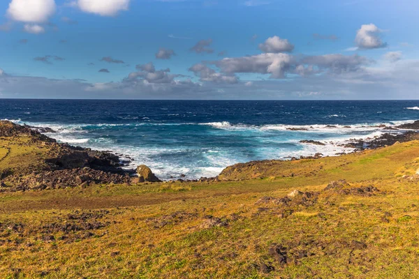 Ahu Akahanga, Easter Island - July 10, 2017: Landscape of Ahu Ak — Stock Photo, Image