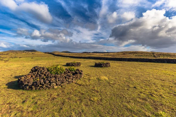 Ahu Akahanga, Paskalya Adası - 10 Temmuz 2017: Ahu Ak peyzaj