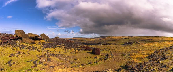 Ahu Akahanga, Isla de Pascua - 10 de julio de 2017: Paisaje de Ahu Ak — Foto de Stock