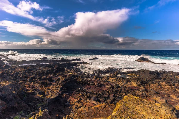 Ahu Akahanga, Paskalya Adası - 10 Temmuz 2017: Ahu Ak peyzaj