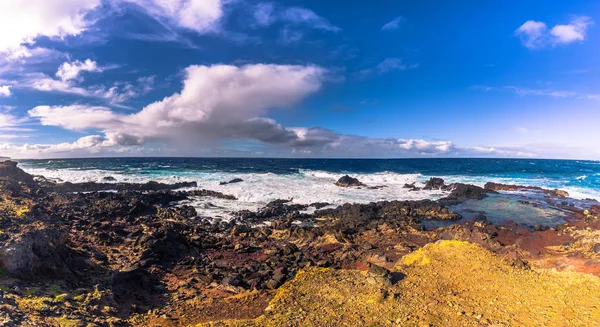 Ahu Akahanga, Paskalya Adası - 10 Temmuz 2017: Ahu Ak peyzaj