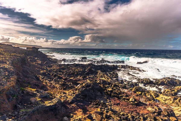 Ahu Akahanga, Paskalya Adası - 10 Temmuz 2017: Ahu Ak peyzaj