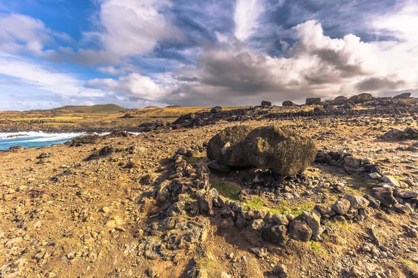 Ahu Akahanga, Paskalya Adası - 10 Temmuz 2017: Ahu Ak peyzaj