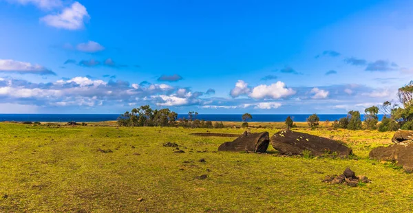 RANU Raraku, Paskalya Adası - 10 Temmuz 2017: Ranu Moai heykelleri