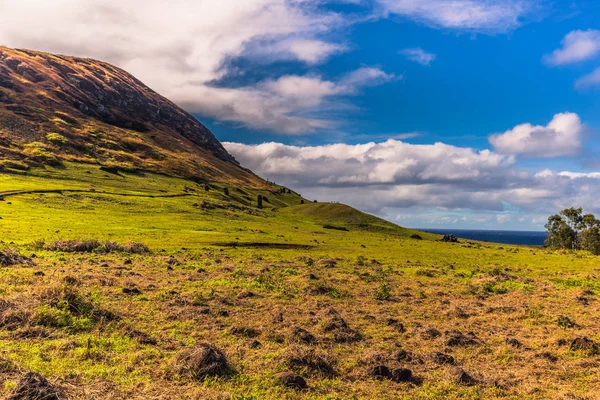 RANU Raraku, Paskalya Adası - 10 Temmuz 2017: Ranu Moai heykelleri