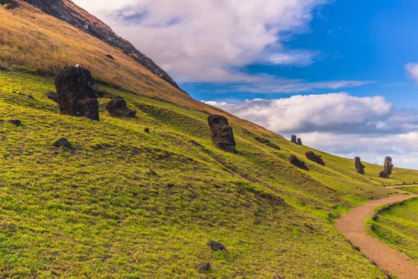 RANU Raraku, Paskalya Adası - 10 Temmuz 2017: Ranu Moai heykelleri