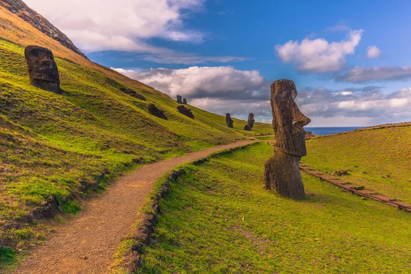 RANU Raraku, Paskalya Adası - 10 Temmuz 2017: Ranu Moai heykelleri