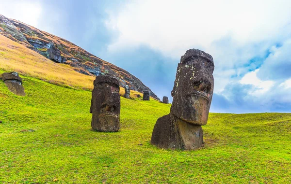 RANU Raraku, Paskalya Adası - 10 Temmuz 2017: Ranu Moai heykelleri