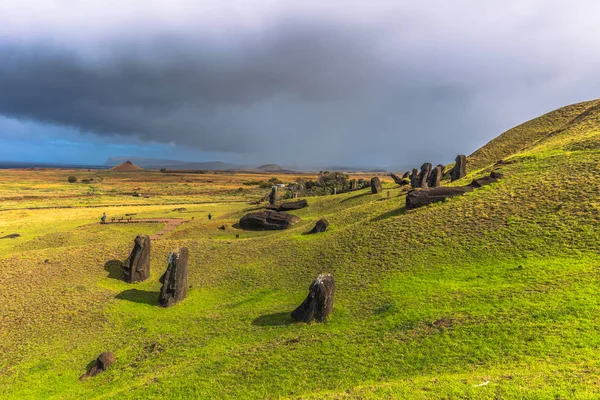 RANU Raraku, Paskalya Adası - 10 Temmuz 2017: Ranu Moai heykelleri