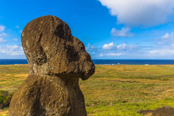 Ranu Raraku, Isla de Pascua - 10 de julio de 2017: Estatuas Moai de Ranu — Foto de Stock