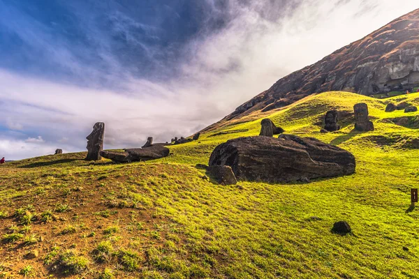 RANU Raraku, Paskalya Adası - 10 Temmuz 2017: Ranu Moai heykelleri