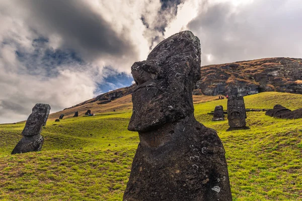 Ranu Raraku, Påskön - 10 juli 2017: Moai statyer av Ranu — Stockfoto