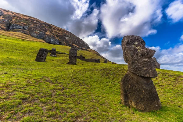 Ranu Raraku, Isla de Pascua - 10 de julio de 2017: Estatuas Moai de Ranu — Foto de Stock