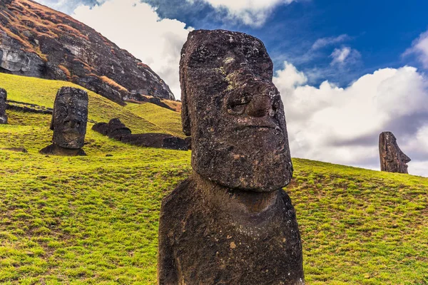 Ranu Raraku, Isla de Pascua - 10 de julio de 2017: Estatuas Moai de Ranu — Foto de Stock