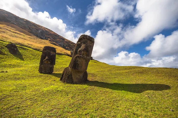 RANU Raraku, Paskalya Adası - 10 Temmuz 2017: Ranu Moai heykelleri
