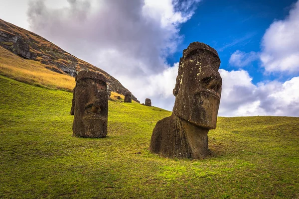 RANU Raraku, Paskalya Adası - 10 Temmuz 2017: Ranu Moai heykelleri