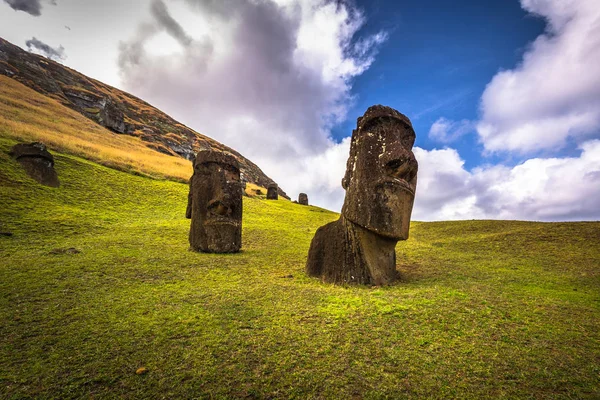 RANU Raraku, Paskalya Adası - 10 Temmuz 2017: Ranu Moai heykelleri