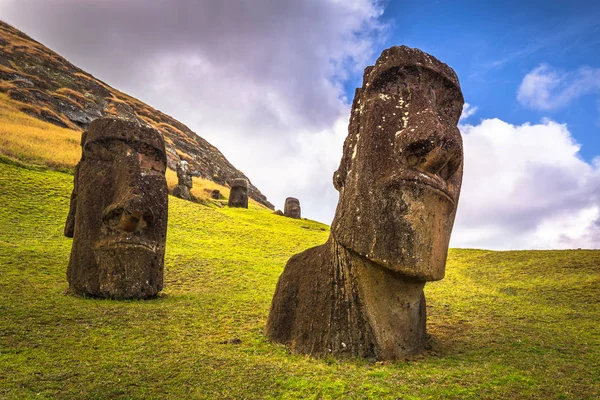 RANU Raraku, Paskalya Adası - 10 Temmuz 2017: Ranu Moai heykelleri
