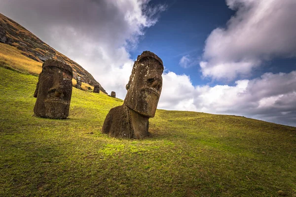 RANU Raraku, Paskalya Adası - 10 Temmuz 2017: Ranu Moai heykelleri