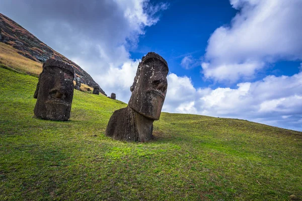 RANU Raraku, Paskalya Adası - 10 Temmuz 2017: Ranu Moai heykelleri