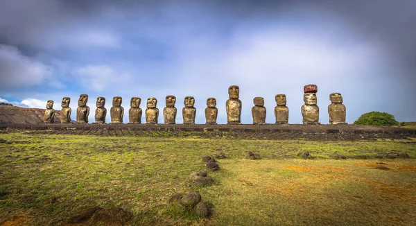 Άχου Τονγκαρίκι, Νήσος του Πάσχα - 10 Ιουλίου 2017: Moai βωμό της Τονγκαρίκι — Φωτογραφία Αρχείου