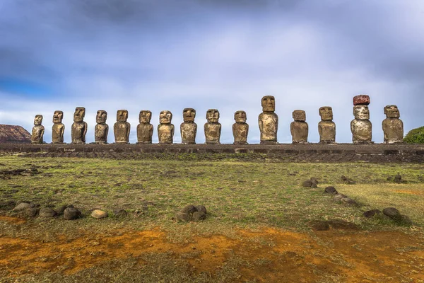 Ahu tongariki, Osterinsel - 10. Juli 2017: Moai-Altar von tongariki — Stockfoto