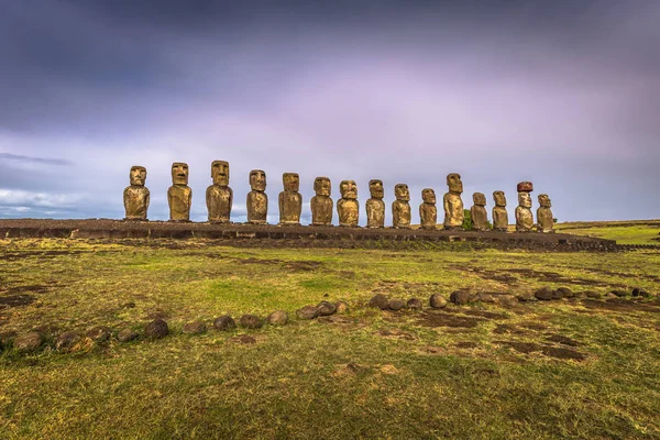 Ahu Tongariki, Isla de Pascua - 10 de julio de 2017: Altar Moai de Tongariki — Foto de Stock