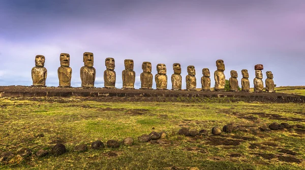 Ahu Tongariki, Ilha de Páscoa - 10 de julho de 2017: altar Moai de Tong — Fotografia de Stock