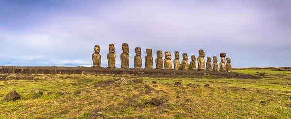 Ahu Tongariki, Velikonoční ostrov - 10 července 2017: Moai oltář Tongariki — Stock fotografie