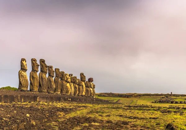 Άχου Τονγκαρίκι, Νήσος του Πάσχα - 10 Ιουλίου 2017: Moai βωμό της Τονγκαρίκι — Φωτογραφία Αρχείου