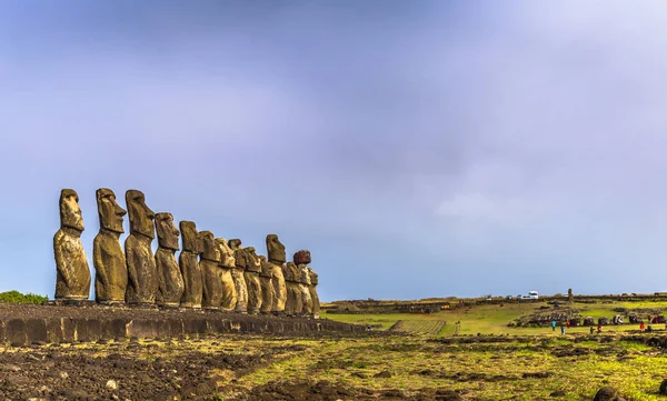 Ahu Tongariki, Velikonoční ostrov - 10 července 2017: Moai oltář Tongariki — Stock fotografie