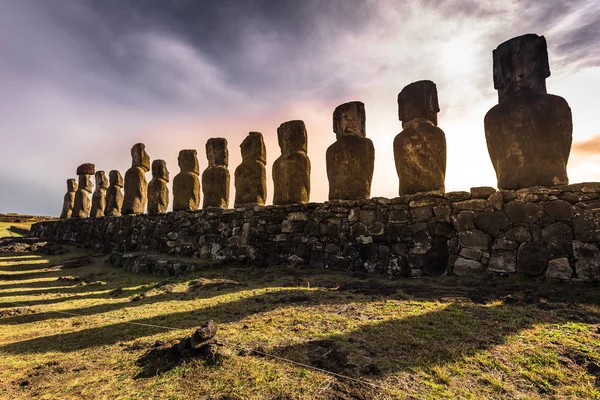 Ahu Tongariki, Paskalya Adası - 10 Temmuz 2017: Tongariki Moai altar