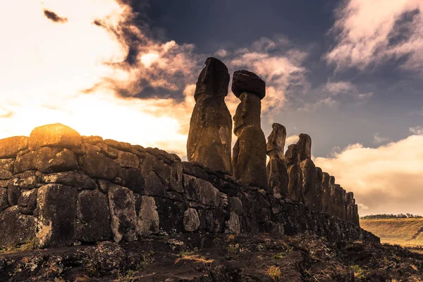 Ahu Tongariki, Isla de Pascua - 10 de julio de 2017: Altar Moai de Tongariki — Foto de Stock