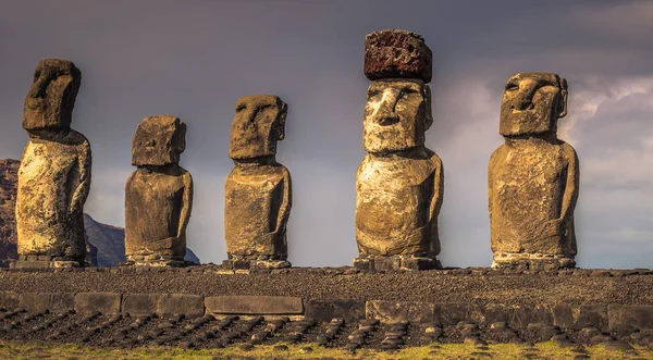 Ahu tongariki, Osterinsel - 10. Juli 2017: Moai-Altar von tongariki — Stockfoto