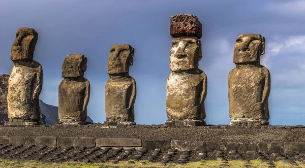 Ahu tongariki, Osterinsel - 10. Juli 2017: Moai-Altar von tongariki — Stockfoto