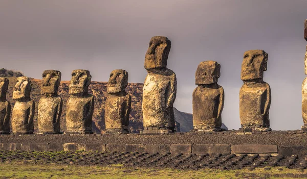 Ahu Tongariki, Velikonoční ostrov - 10 července 2017: Moai oltář Tongariki — Stock fotografie