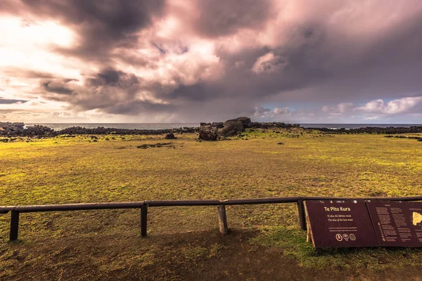 Te Pito Kura, Paskalya Adası - 10 Temmuz 2017: Te Pito Kura, Paskalya Adası eski sitenin 