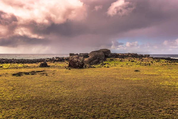 Te Pito クラ、イースター島の古代遺跡を Te Pito 蔵、イースター島 - 2017 年 7 月 10 日: — ストック写真