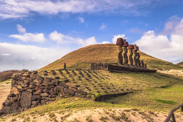 Anakena beach, Paskalya Adası - 10 Temmuz 2017: Moai sunak Anakena