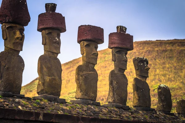 Anakena beach, Paskalya Adası - 10 Temmuz 2017: Moai sunak Anakena