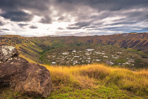 Orongo, Easter Island - 11 juli 2017: Ranu Kao vulkaan krater — Stockfoto