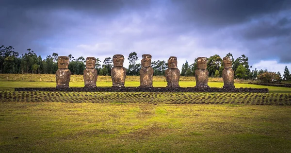 Άχου Akivi, Νήσος του Πάσχα - 11 Ιουλίου 2017: Moai βωμό της Ahu Akivi — Φωτογραφία Αρχείου