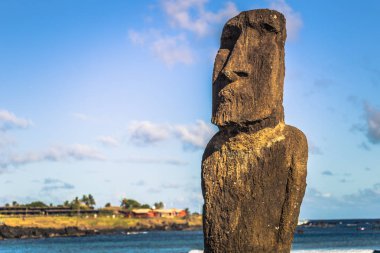 Hanga Roa, Paskalya Adası - 12 Temmuz 2017: Moai Hanga Roa liman