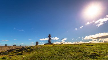 Hanga Roa, Paskalya Adası - 12 Temmuz 2017: Moai heykeller Hanga Roa yakın: